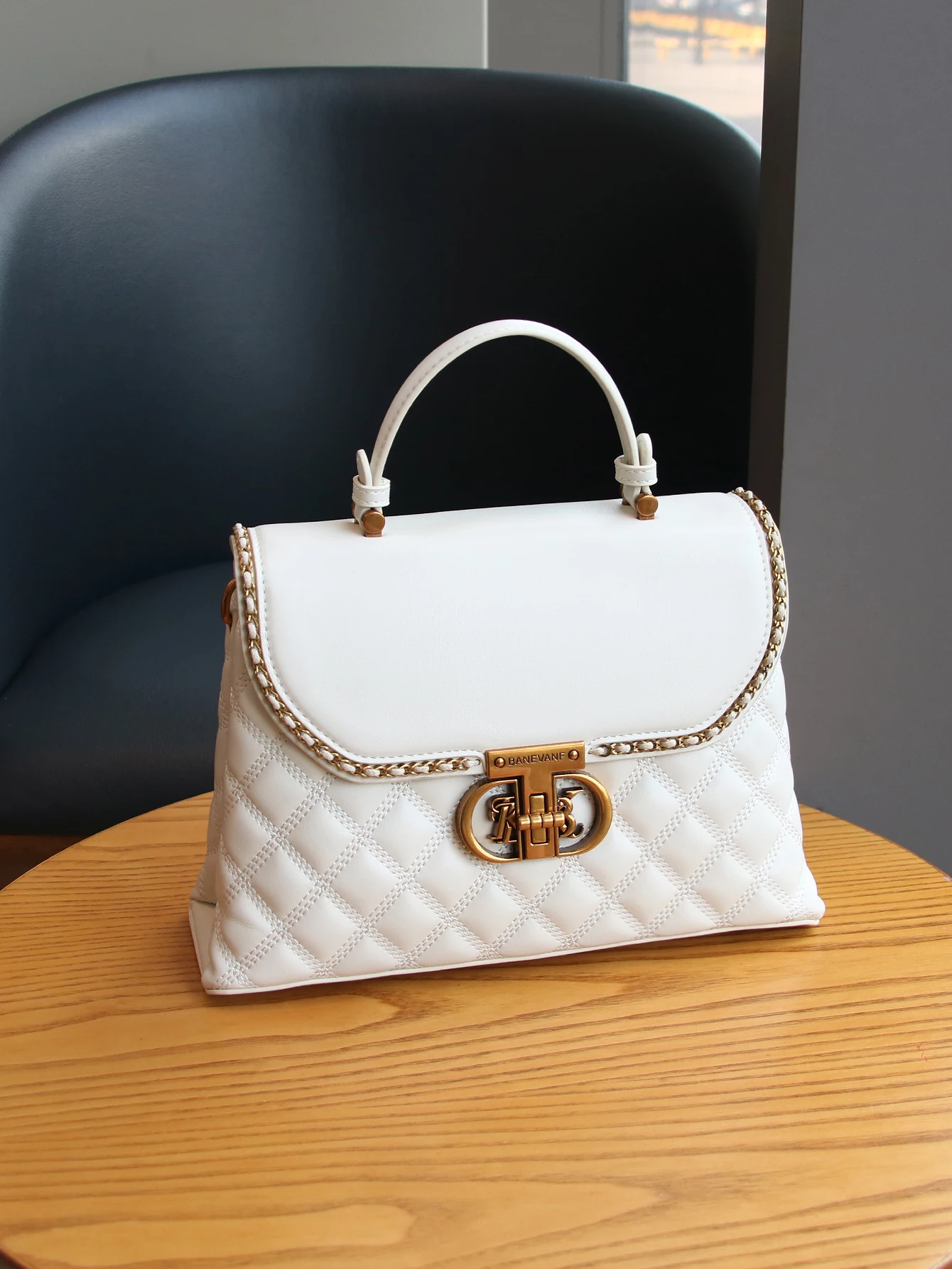 

In the autumn of 2025, the new niche design, light luxury chain, ladies handbag, fashionable and exquisite rhombic embroidered o