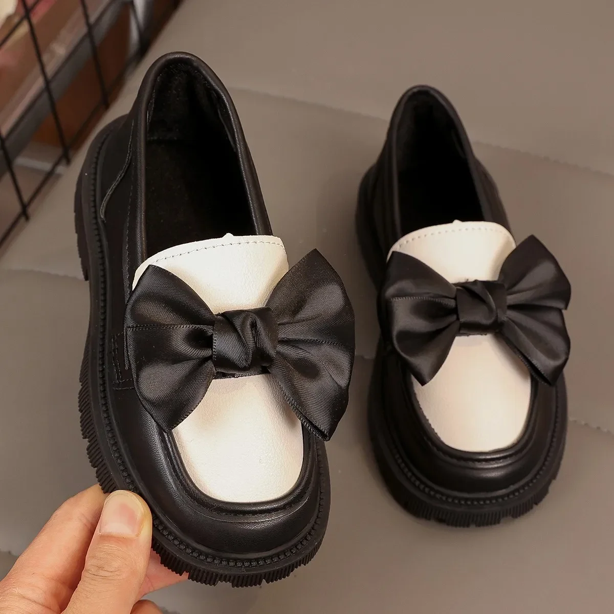 

2025 Autumn Girls Princess Shoes with Big Bows Kids Leather Shoes Round Toes Capped Children Casual Flats Soft Bottom Slip-on