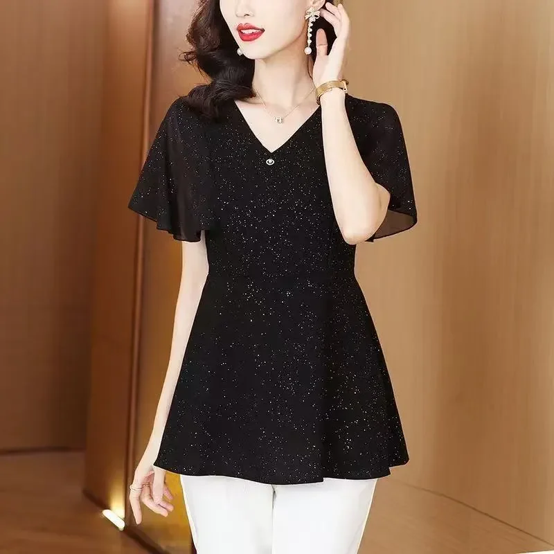 Damska nowa letnia koszulka z krótkim rękawem, czarna, z dekoltem w serek, modna, uniwersalna, w stylu dla mamy.