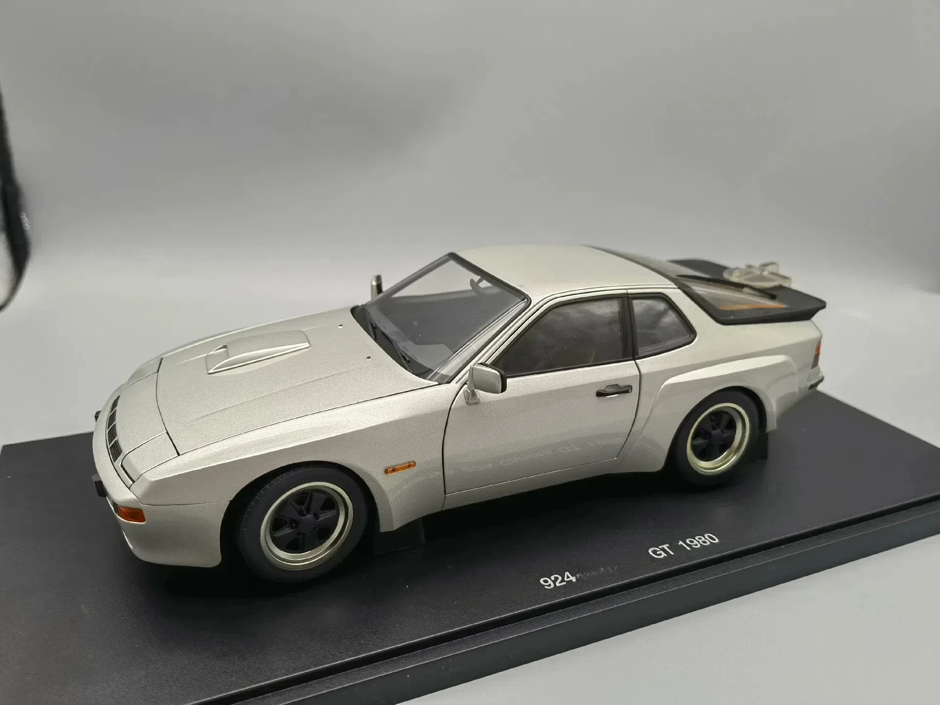 Autoart 1:18 924 GT 1980 Silver/Red Simulation Limited Edition All Open Alloy Metal Static Car Model Toy Gift