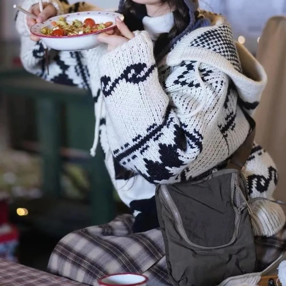 سترة هاراجوكو النسائية الشتوية لعام 2025 بأكمام طويلة منقوشة هندسية مع سحاب محبوك مترهل مع قلنسوة سترة طوطم فضفاضة باللون الأسود المشمش