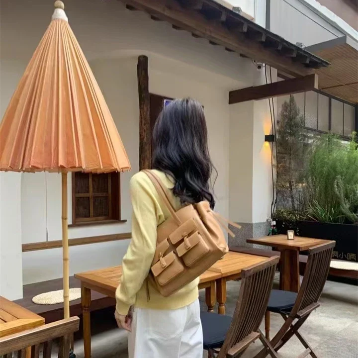 Vegane Motorrad-Tasche aus Kunstleder für Damen: Große, lässige Hobo-Handtasche und Umhängetasche – schicke Schultertasche zum Tragen unter dem Arm. – Detail 5