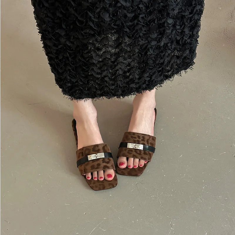2026 New Summer Women's Metal Lock Flat Slide Sandals Retro Fashion Slimming Non Slip Daily Open Toe Slippers view 2