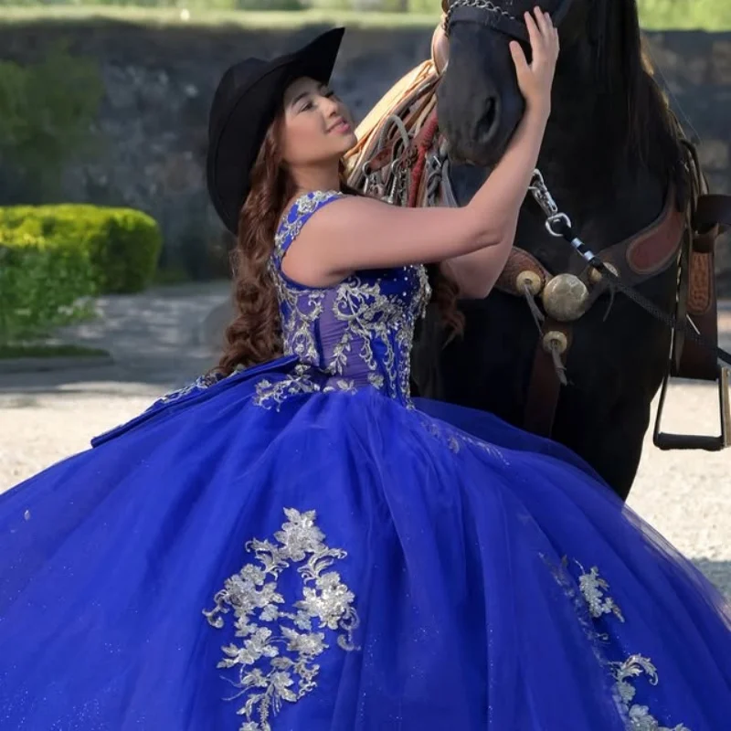 

Блестящее королевское синее платье Quinceanera с открытыми плечами, блестящая цветочная наклейка с длинным хвостом и бантом, Vestidos De 15, Quinceanera ﻿ Настроить