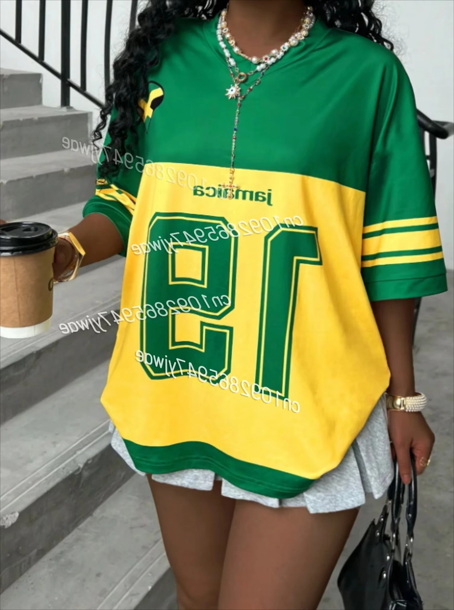 رقم طباعة العلم الجامايكي. 19 تي شيرت للنساء مخطط برقبة على شكل حرف V تي شيرت صيفي كبير الحجم Harajuku Trend بأكمام قصيرة ملابس الشارع الشهير