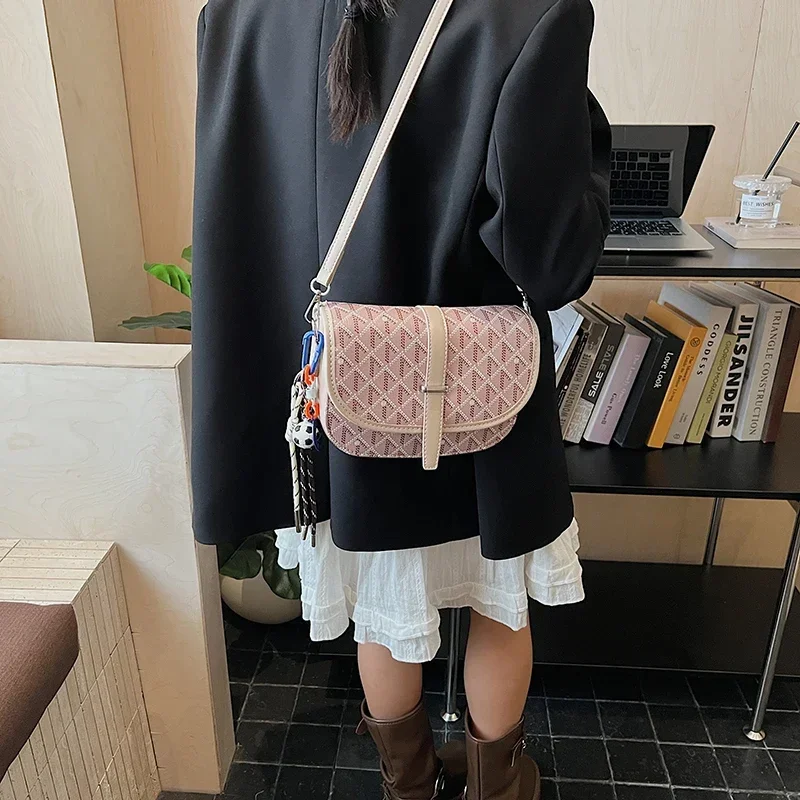 

Stylish Women Bucket Bag Faux Leather Material Drawstring Closure with Tassel Detail Compact Size for Dating Outdoor