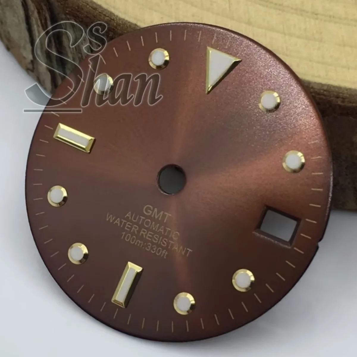 Das 29-mm-Sunburst-Zifferblatt NH34A mit braunem Sunburst-Zifferblatt ist mit dem Automatikwerk NH34A GMT mit Datumsfenster ausgestattet