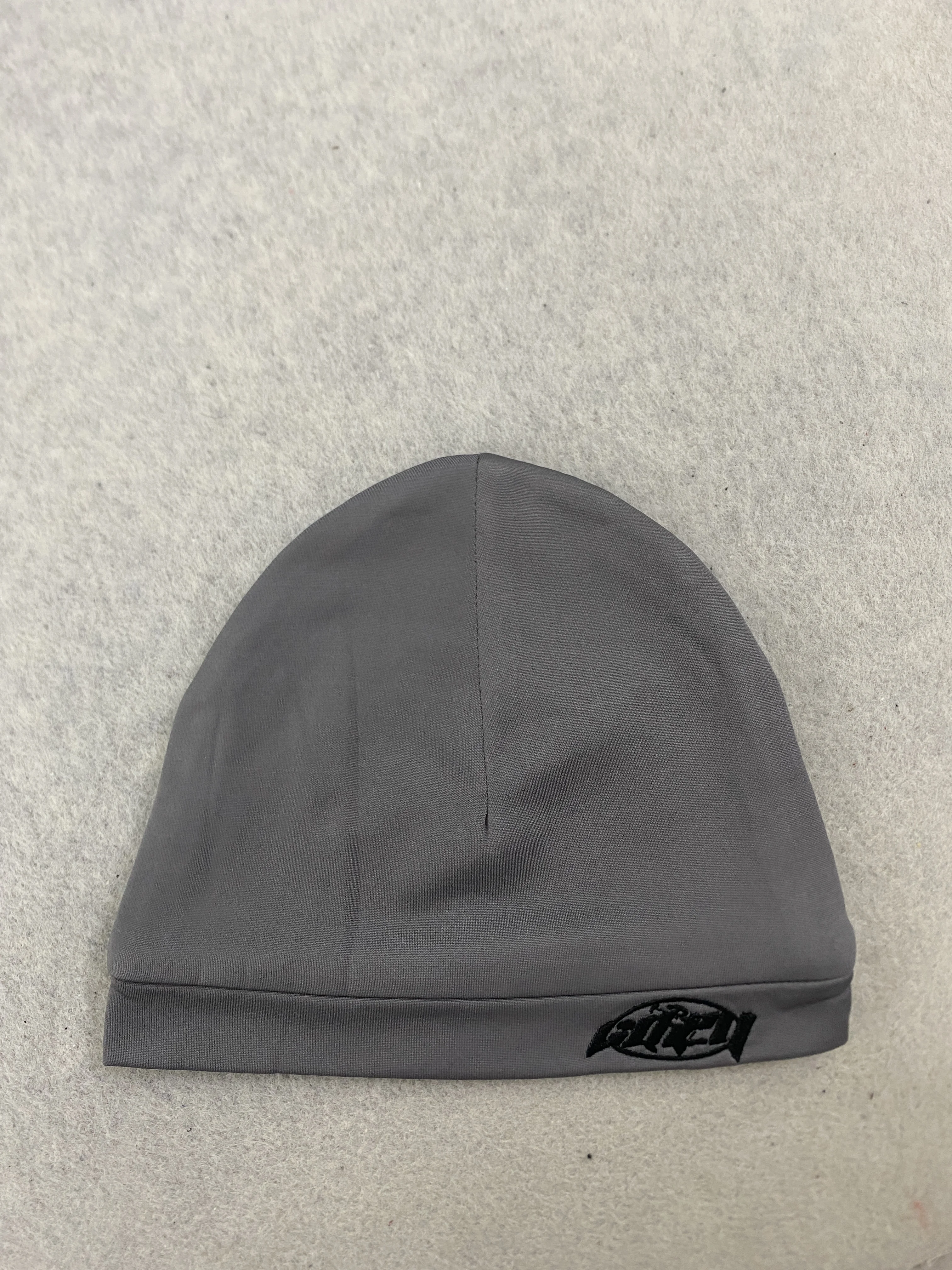 Beanie Cuffed Knit - หมวกบีนนี่สีน้ำเงินหม่นพร้อมโลโก้สีดำทรงวงรีปักลาย หมวกถักเนื้อบางยืดหยุ่น สไตล์สตรีทแวร์ สำหรับทุกเพศ ขนาดเดียว