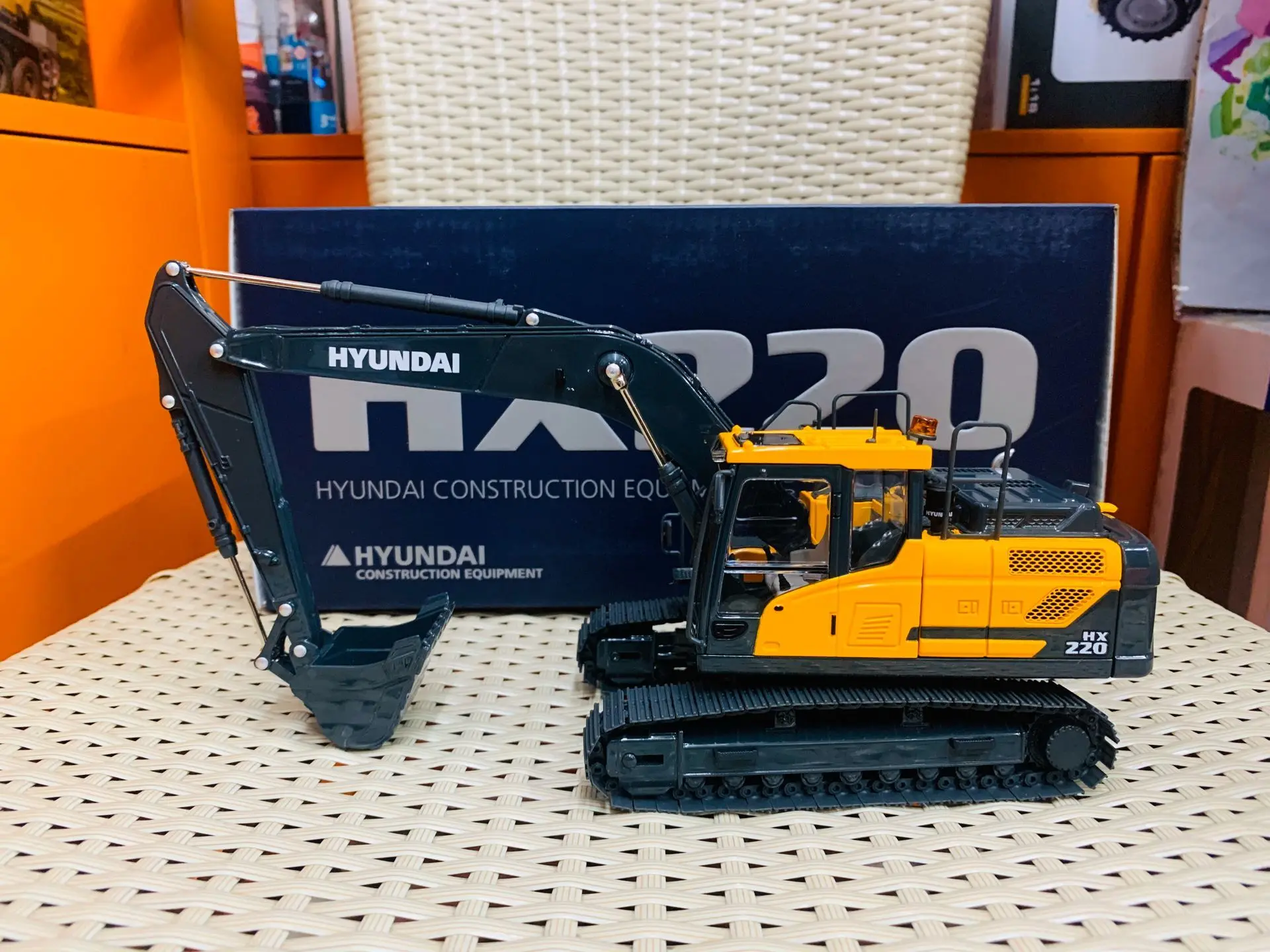 Hyundai Construction Equipment Crawler Excavator HX220 1/35 Scale Die-Cast Model