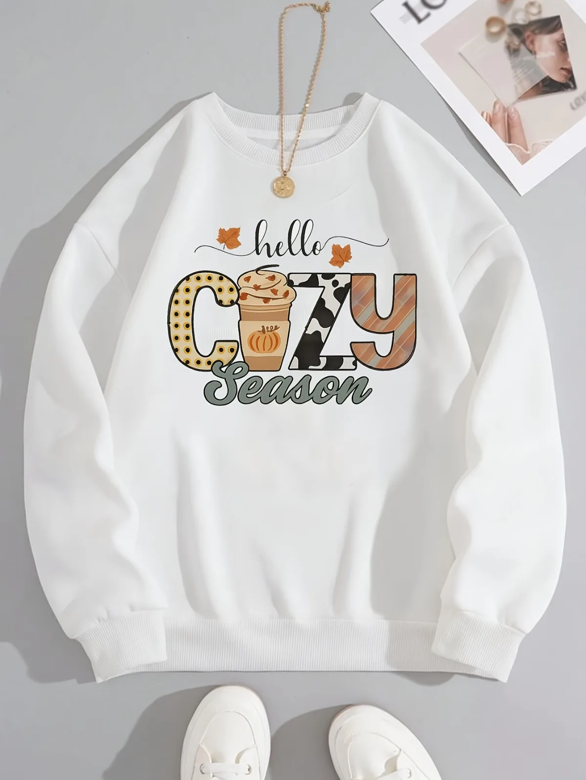 Damska bluza z kapturem w stylu casual z nadrukiem kreskówkowym i literami, wygodna bluza wkładana przez głowę z okrągłym dekoltem, odpowiednia na prezent świąteczny.