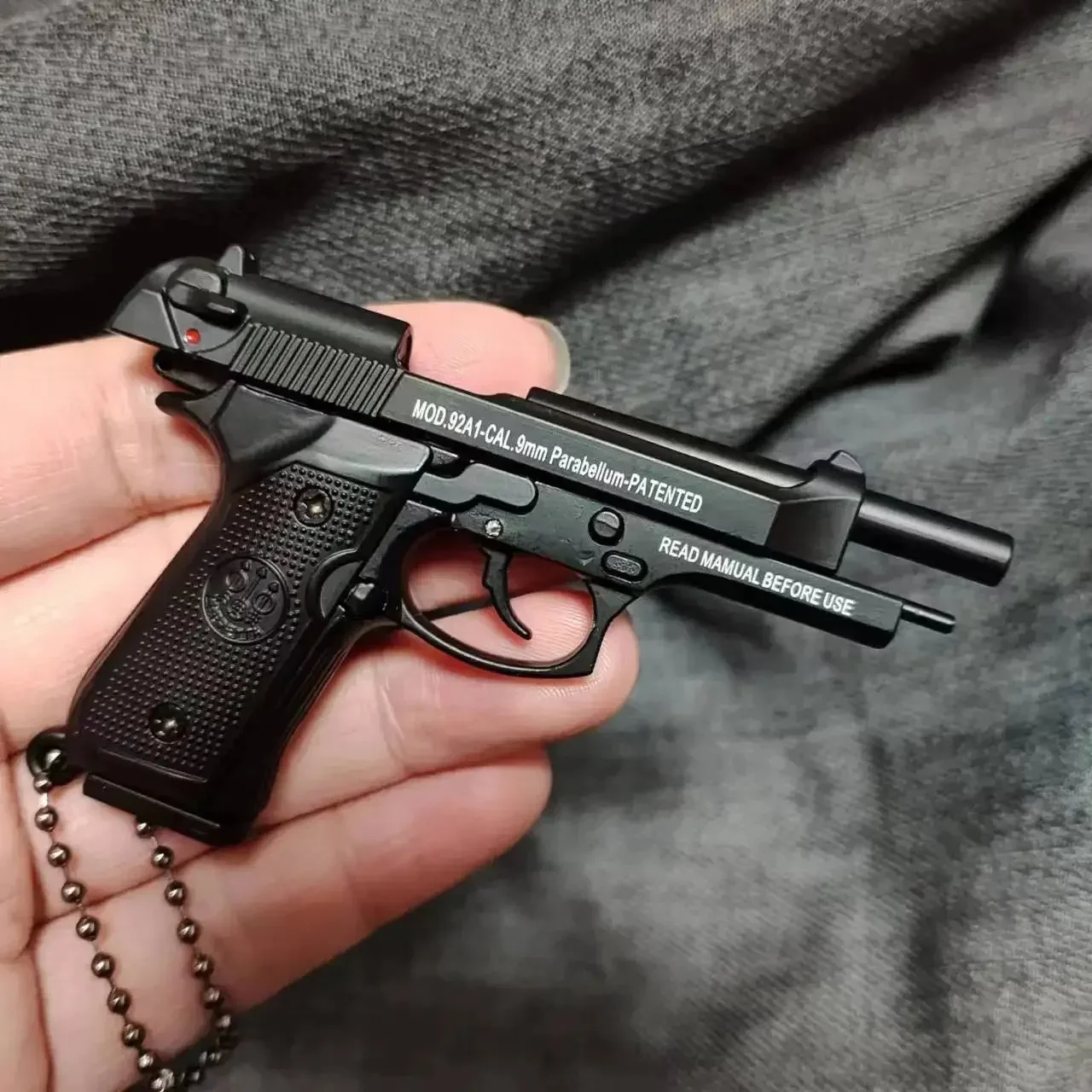 Ze stopu odpinany montowalny 1:3 Mini 92F pistolet zabawkowy Model brelok metalowy pistolet zabawkowy dekoracja torby chłopców prezent