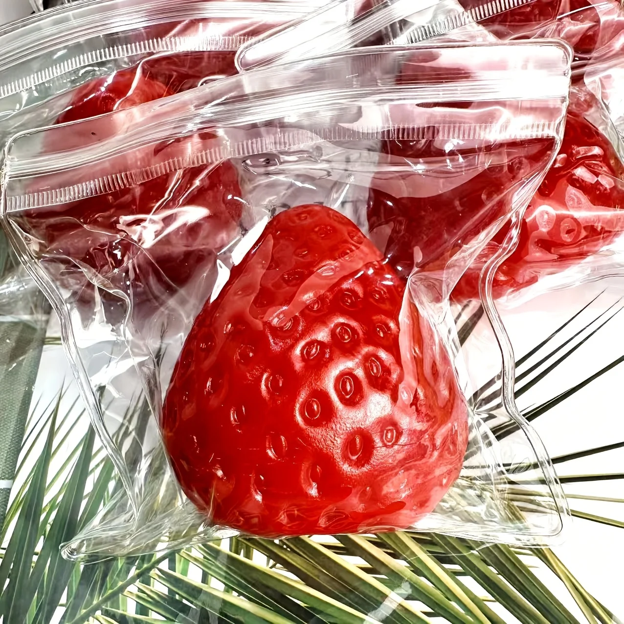 Rot glänzendes großes Quetschspielzeug in Erdbeerform, weiches Kristall-Erdbeer-Quetschspielzeug, Geschenkbox-Verpackung, handgefertigtes Quetschspielzeug zum Selbermachen,