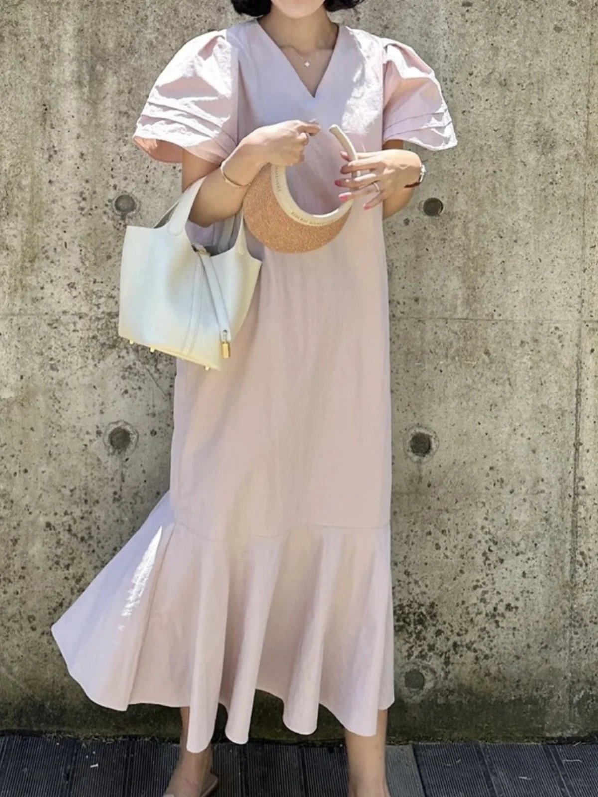 韓国風レディースワンピース バブルスリーブ Vネック ミディ丈スカート 花柄縁飾り エレガントな雰囲気 夏 通勤ファッション ワンピース