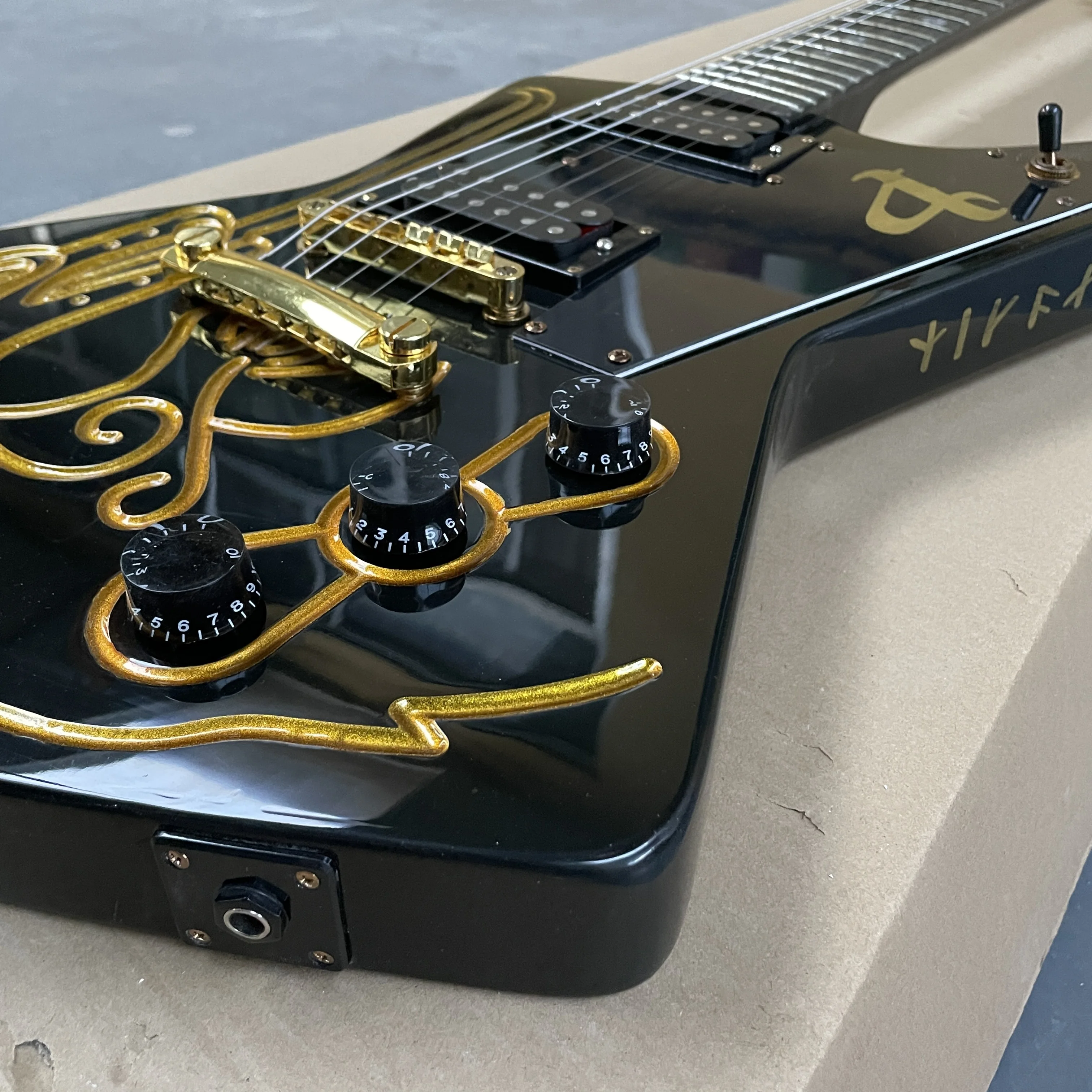 classical Customizable factory sales 6-String Electric Guitar ,Black with golden carving,22F,perfect tone, hot sale