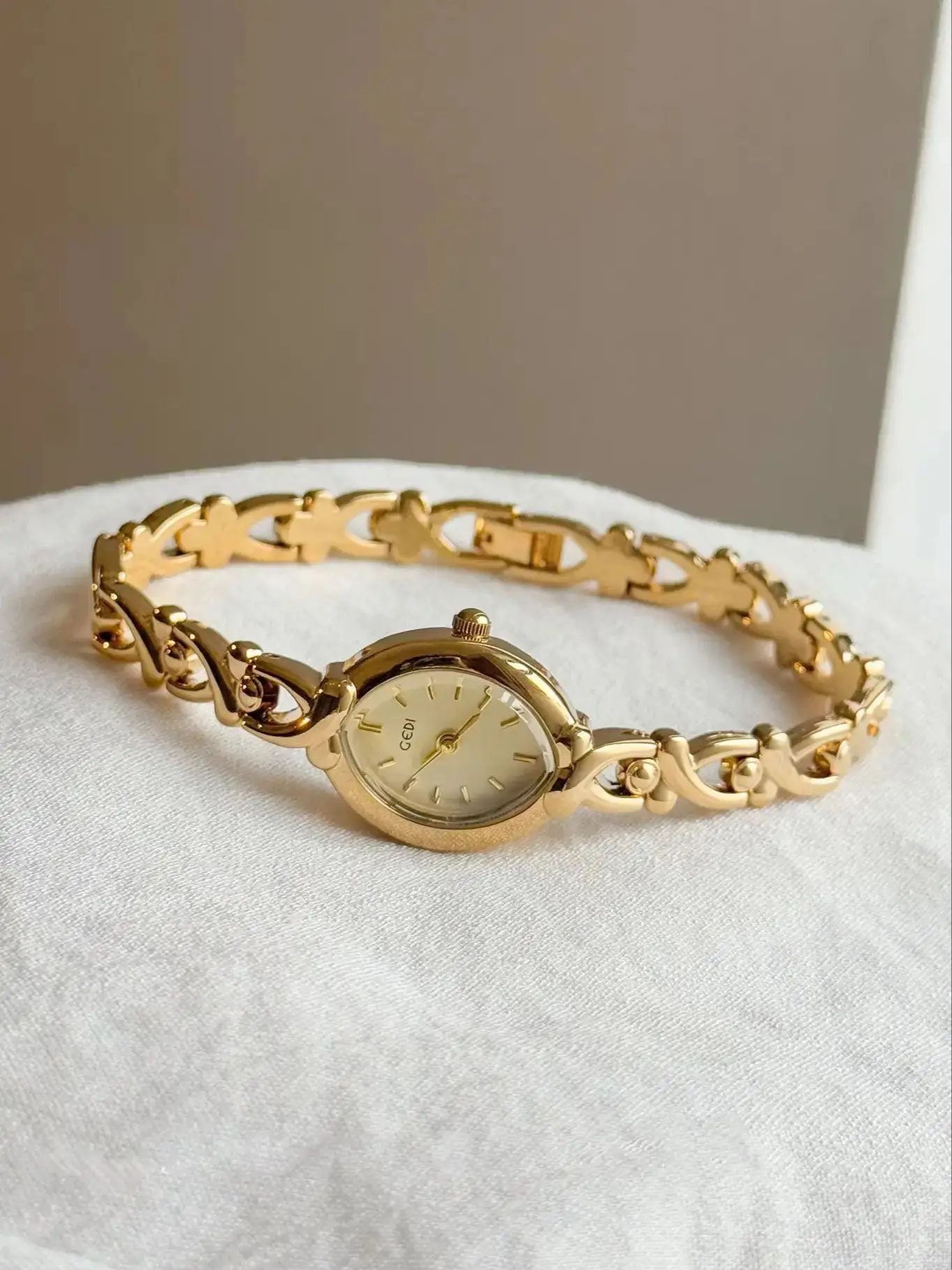 NEW Retro Fashion Watches for Women Elegant Skeleton Bracelet Watch with Small Dial Ladies' Quartz Watch to Pair with Dresses