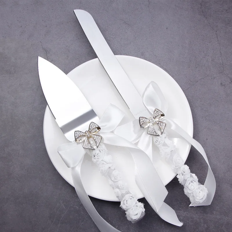 

Свадебный нож для торта, украшенный бабочкой, романтическая посуда для невесты и жениха, набор столовых приборов для пары