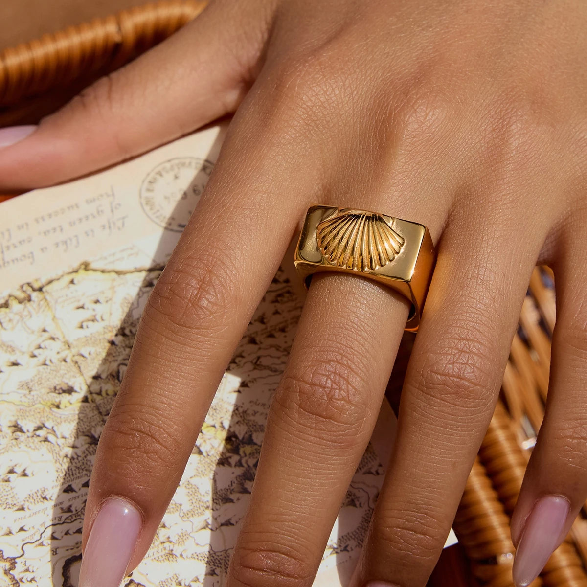 

AIKOER Minimalist Threaded Shell Square Ring 18K Gold Color Plated Stainless Steel Geometric Ring Women's Jewelry Party Gift