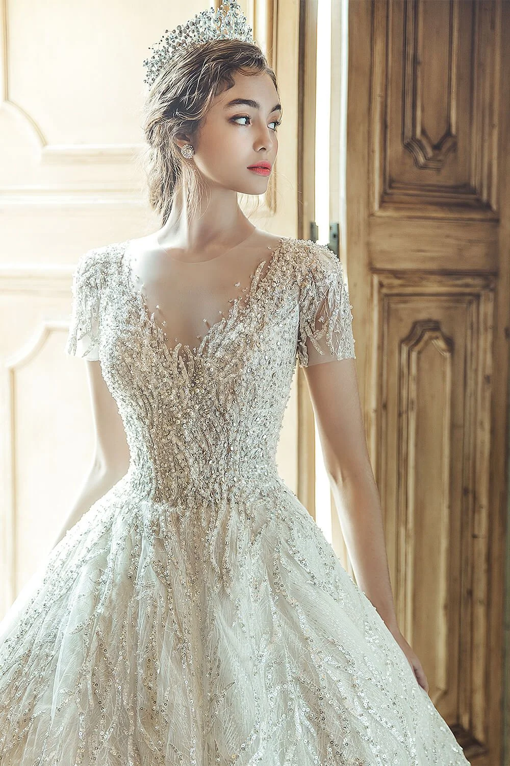 

Customized Luxury White Wedding Dress V-Neck Sparkling Beads And Sequins Backless Design Button Detail Elegant And Opulent