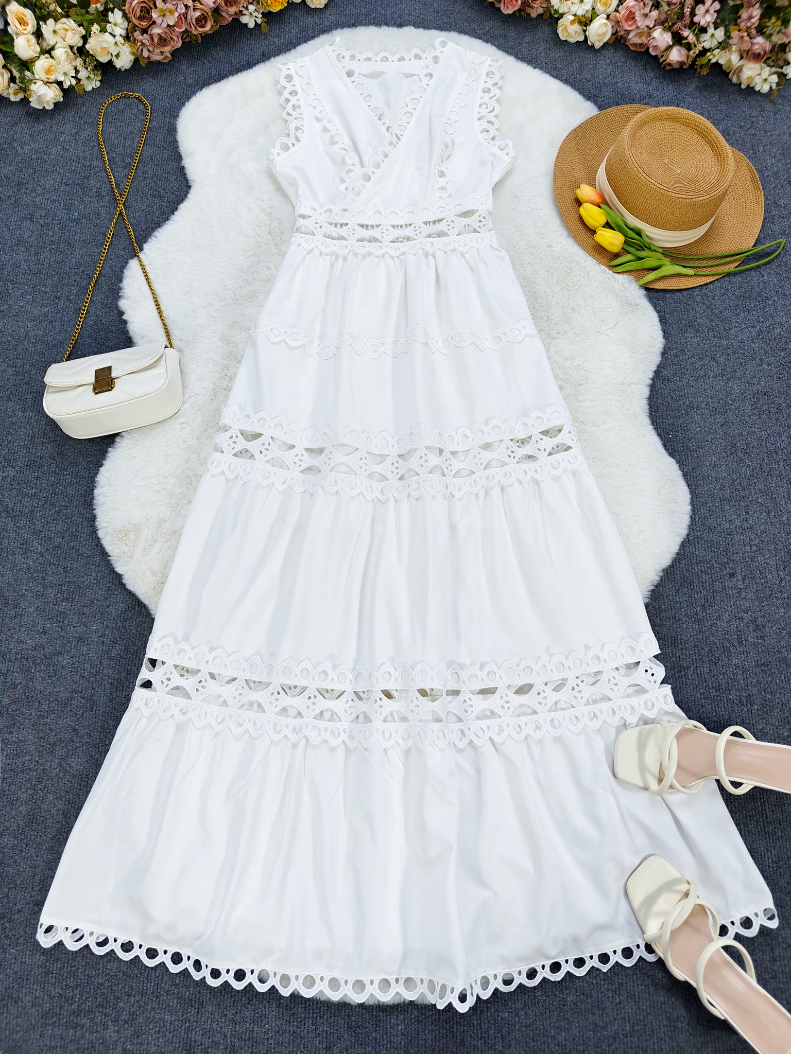 Einfarbiges, elegantes Urlaubskleid für Damen mit Spitzenverkleidung und Ausschnittdetails, geeignet für Frühling und Sommer