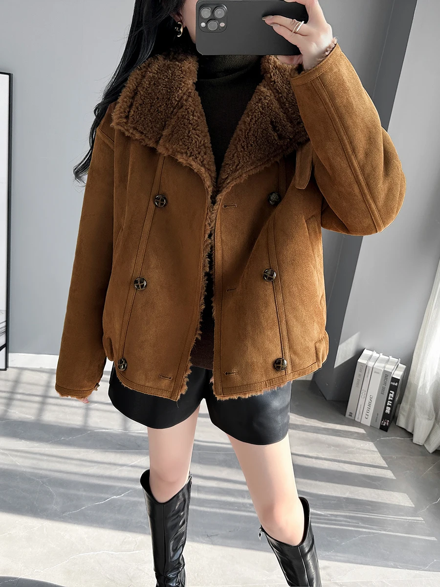 

Warm Lamb Fur Spliced Leather Jaet ort Faionable Winter Women's Coat Thiened Korean Sle Stand Collar Button Detail