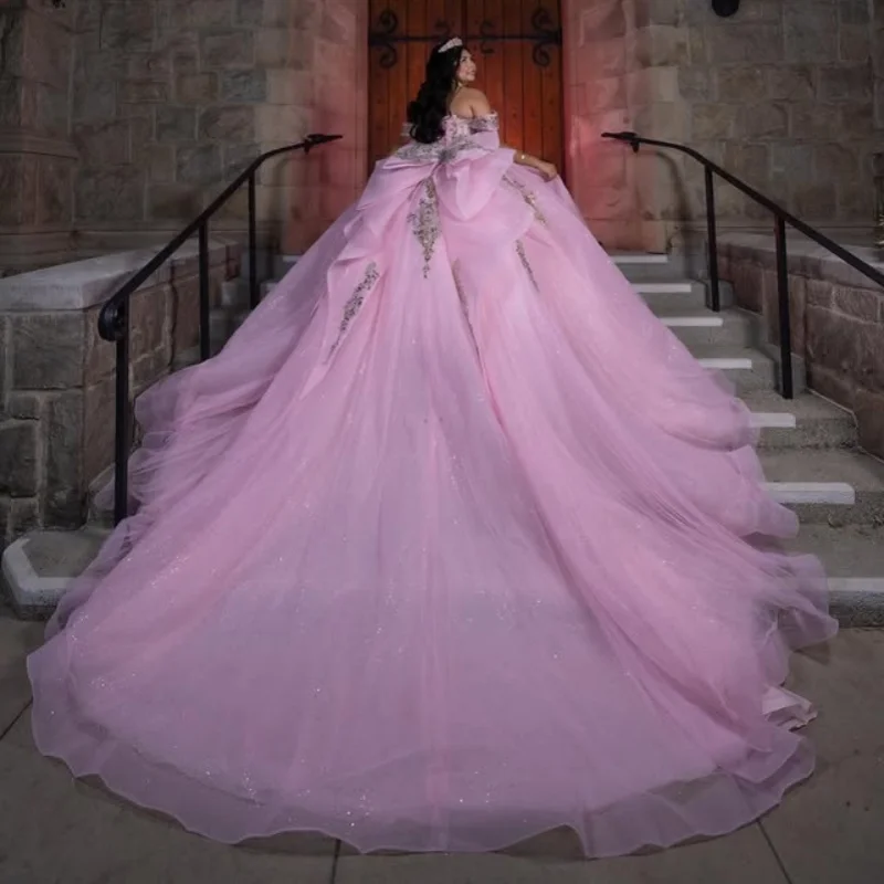 Vestido de quinceañera rosa brillante, encaje de cristal, flor 3D, pegatina de brillo dorado, lazo de cola larga, vestidos de 15 quinceañera ﻿ Personalizado