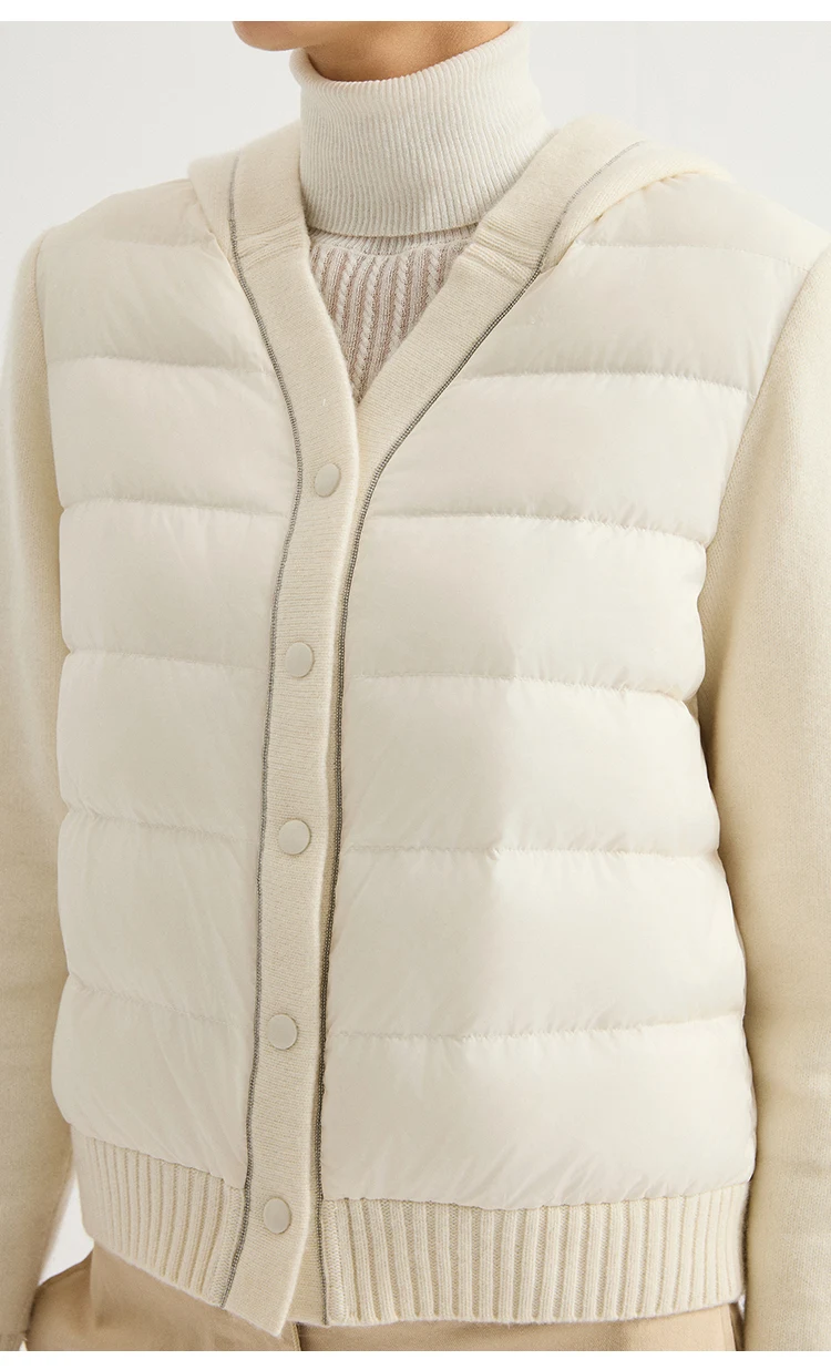 BY3621726 Damen-Daunenjacke mit Kapuze, Kaschmir-Strickärmeln, geripptem Saum und Kettenbesatz, warm, stilvoll, Old Money, Winter – Detail 9