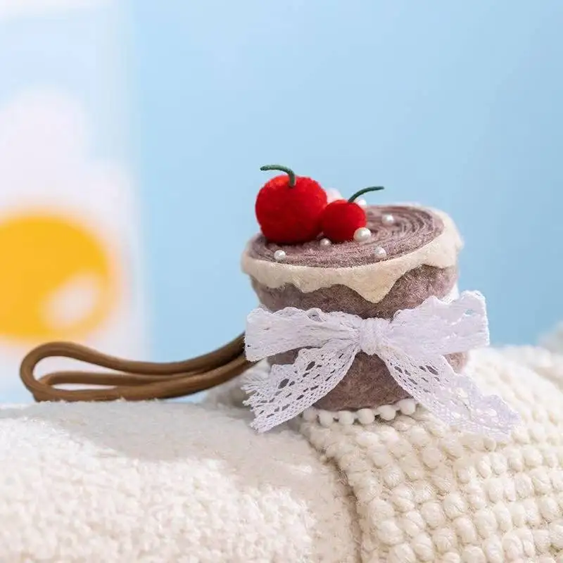 أحدث الكرز كعكة حقيبة الظهر قلادة المفاتيح Kawaii محشوة ألعاب من نسيج مخملي دمية الكرتون أنيمي لطيف هدية لصديقة متعة دمية