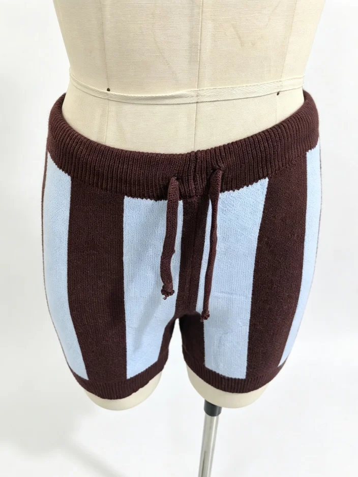 Damen Gestreiftes Set mit Buchstabendruck, V-Ausschnitt, Locker Gestricktes Oberteil, Gestrickte Shorts, Lässiges Co-ord-Set 2026 Neues Herbst-Outfit für Damen – Detail 7