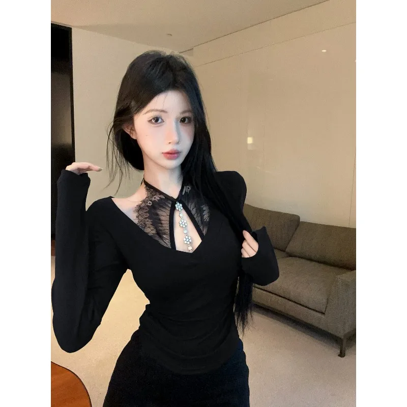 

Комплект: облегающий жилет с кружевными вставками на вырезе и топ с длинными рукавами, V-образным вырезом и аппликацией из страз-цепочек для женщин