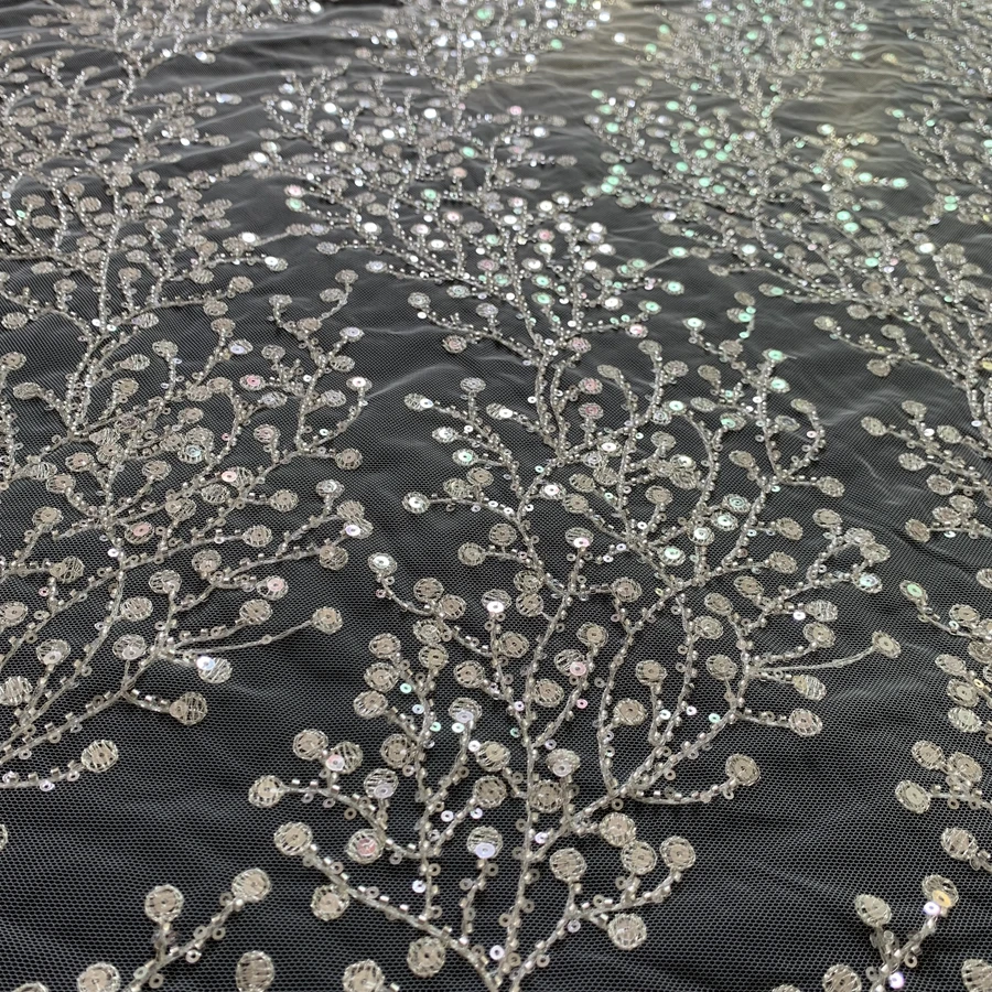 

Белоснежная тюлевая сетка с серебряными блестками и бусинами. Роскошная кружевная ткань с бисером. Хрустальные платья. Кружевные швейные аксессуары. 1 ярд.