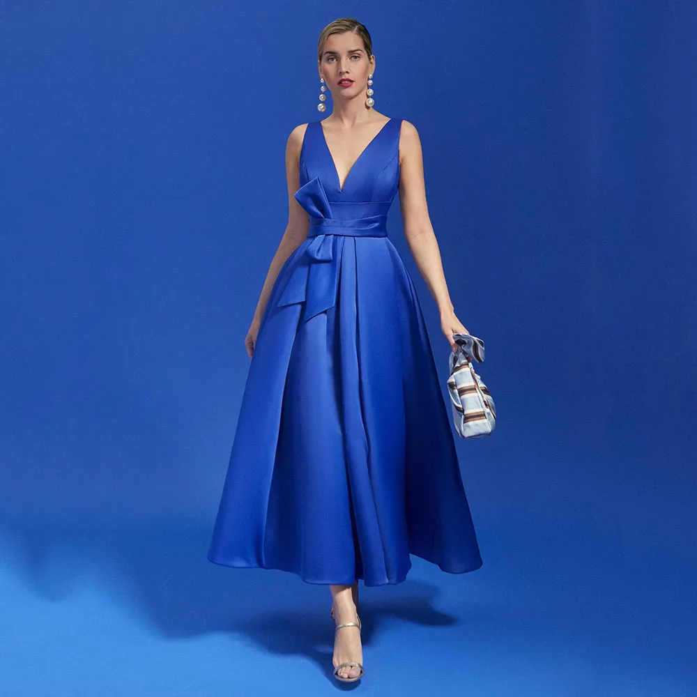 ชุดราตรีงานเลี้ยงแบบสั่งตัดทรงเอไลน์ คอวี แขนกุด ความยาวระดับชา ผ้าซาตินสีน้ำเงินเข้ม แต่งกระดุม  ชุดค็อกเทลเรียบหรู