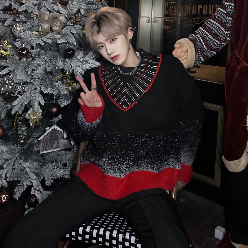 男性のクリスマスの雰囲気ニットVネックプルオーバー、長袖セーター、お祝いの服、トレンディな男性のトップス、対照的な色、冬