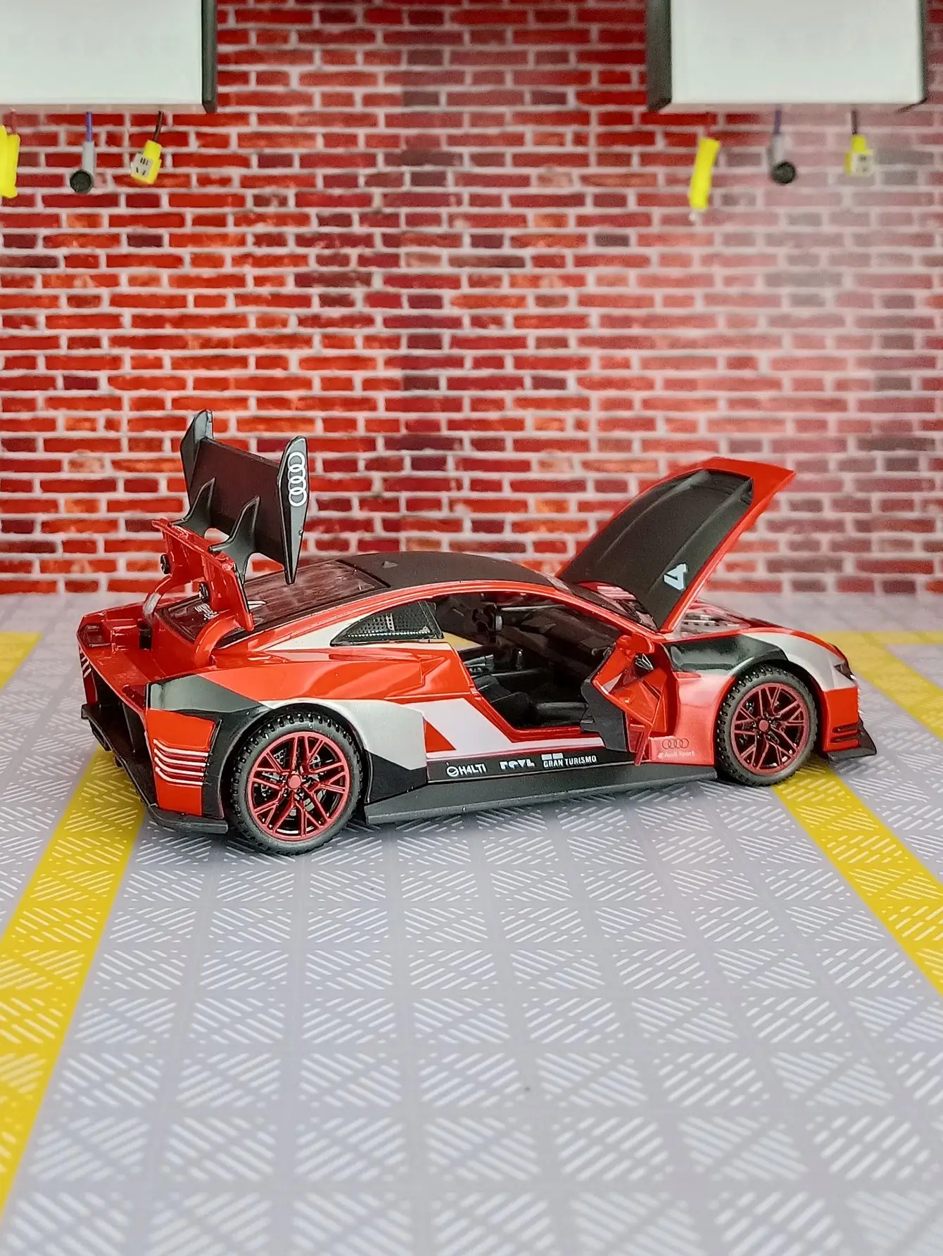 

Модель автомобиля Audi e-tron из сплава металлов в масштабе 1:32, двери и капот открываются, детали богато проработаны, тонкая работа, хорошее качество.