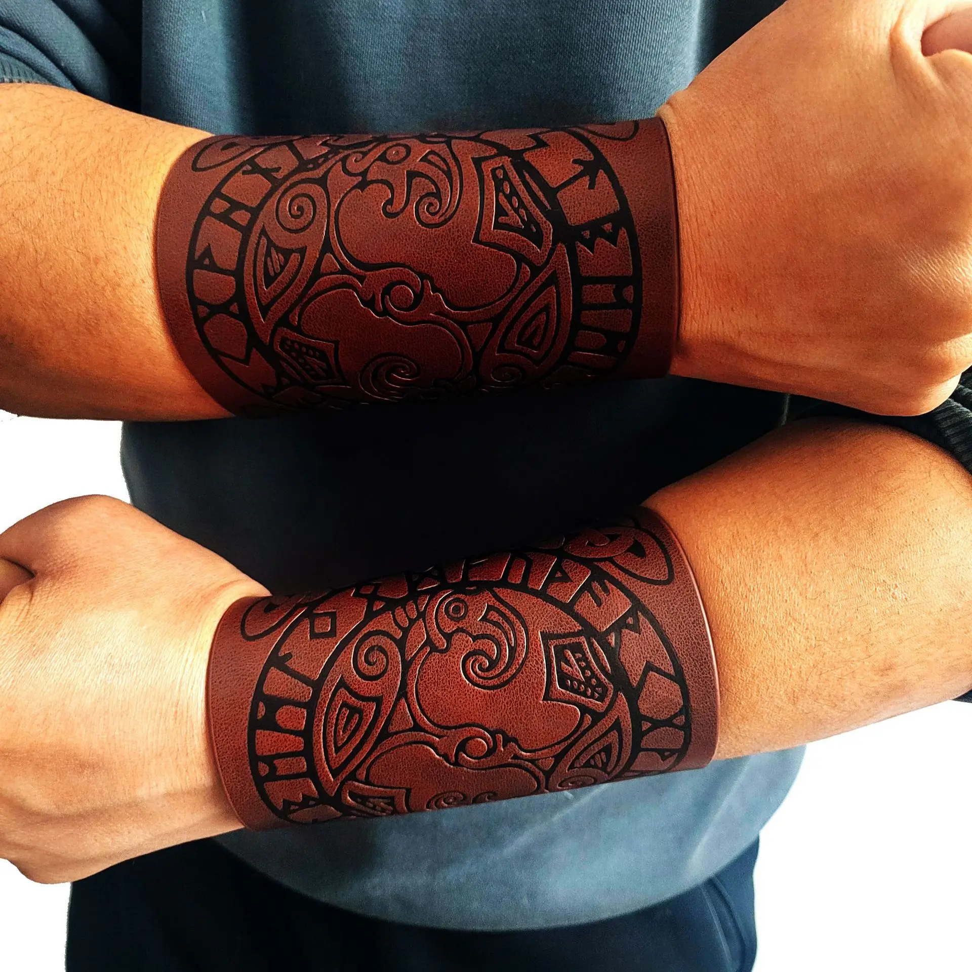 

Men Cosplay Wristband Medieval Bracer Viking Arm Armor Prop Adjustable Lace-up PU Leather Cuff Embossed Bracelet Costume Warmers