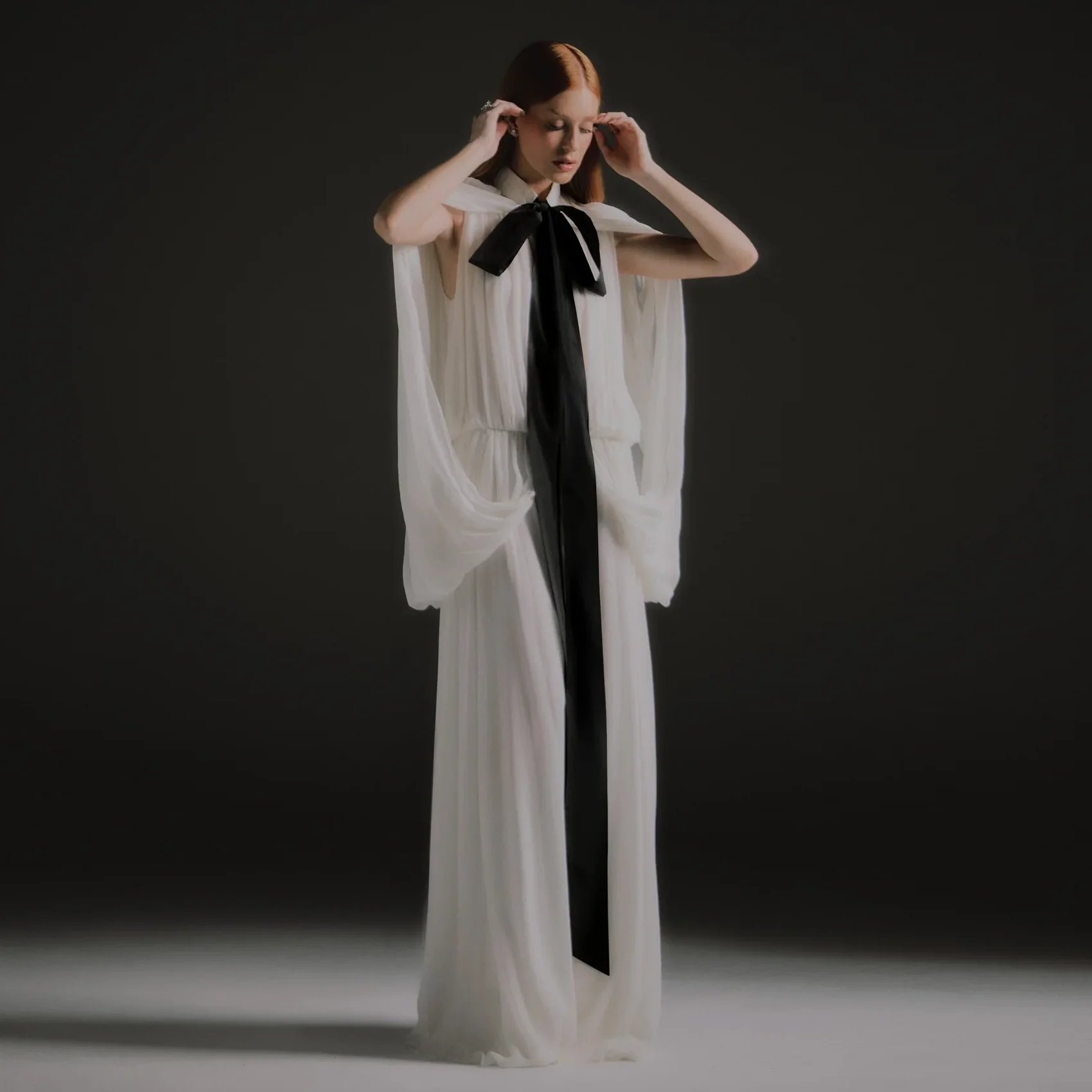 Sukienka Fairy 2026 Nowa Długa Sukienka Damska Biała Jedwabna Szyfonowa Wieczorowa Sukienka Maxi z Czarną Kokardą Koronkowymi Rękawami typu Cap Sleeve فساتين سهرة