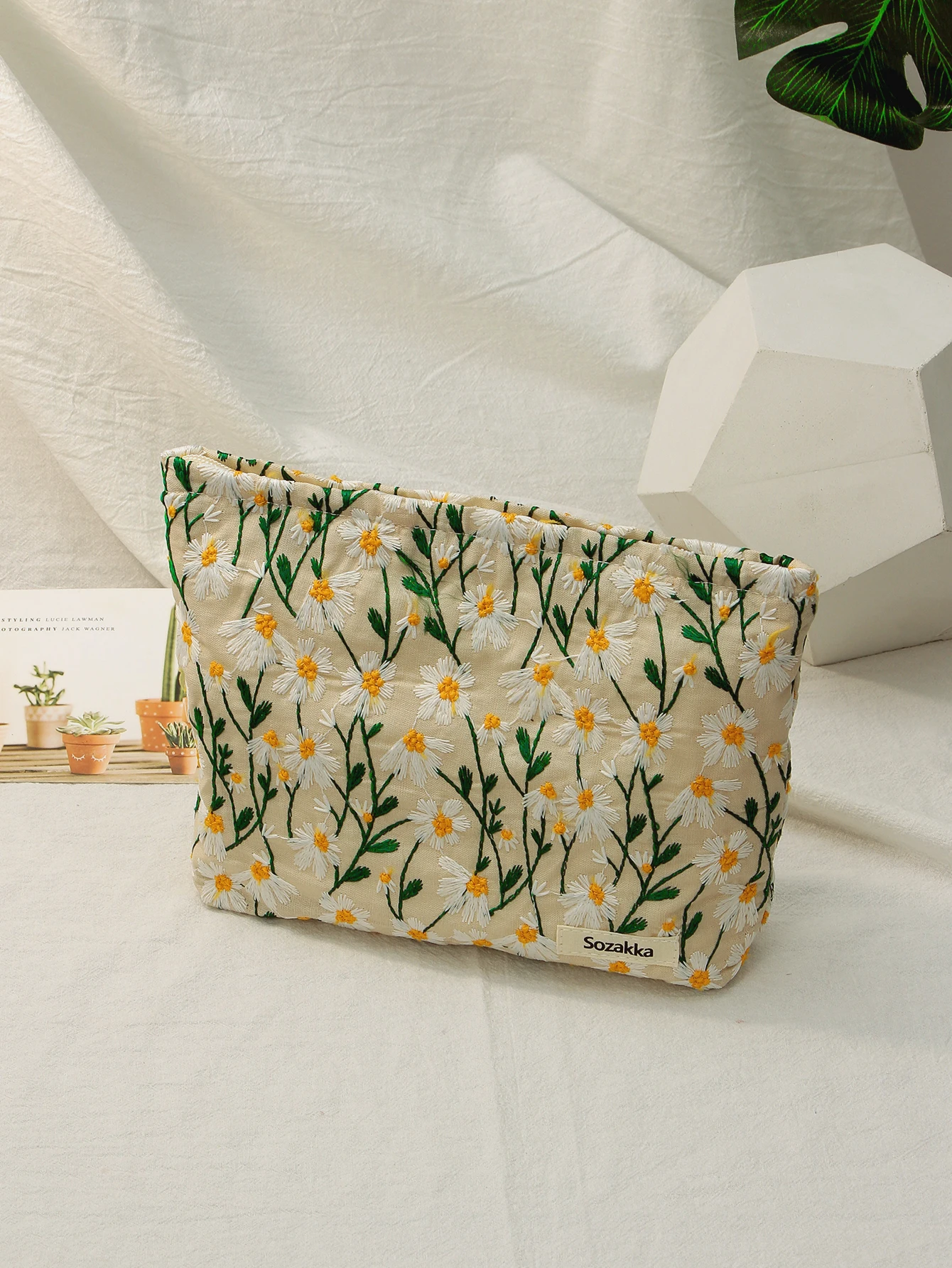 New Arrival Embroidery Aaisies Flower Makeup Bag Women\'s Art Simple Portable Large Capacity Storage Case