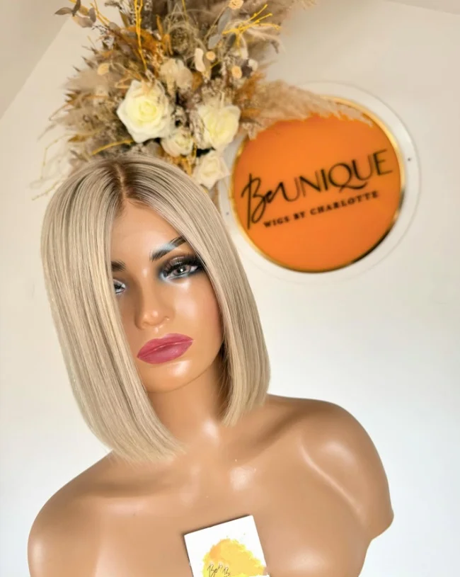 Parrucca bionda cenere Capelli sintetici Parrucche corte Bob Densità 200% Parrucca frontale in pizzo 13X4 completa Parrucca Bob colore biondo cenere con radici corte scure