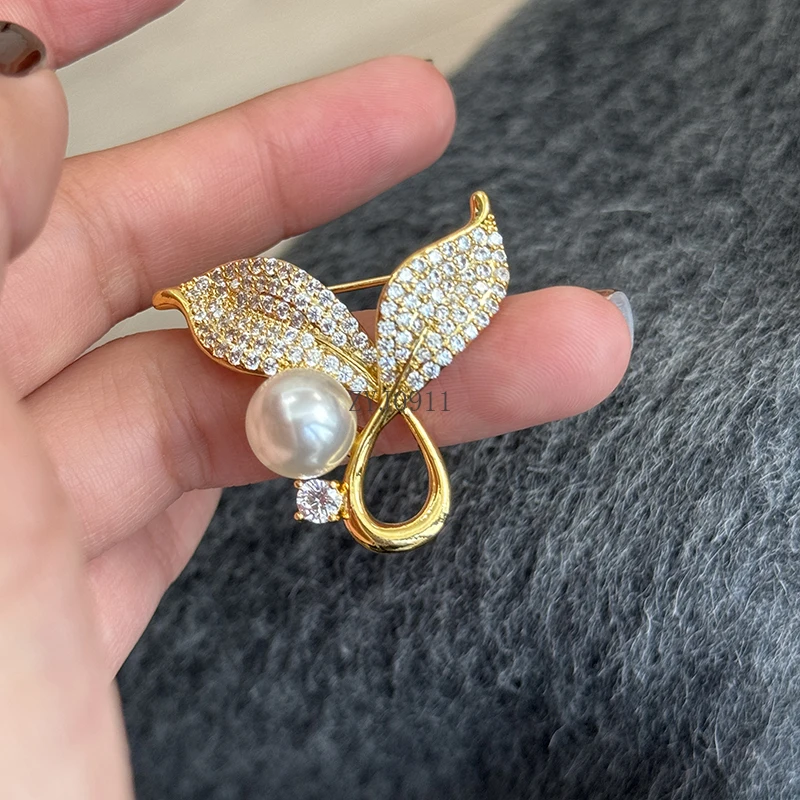 Zirkon-Mikro-Intarsien-Fischschwanz-Brosche mit österreichischen Perlen, Nischendesign, Sinn für leichtes, luxuriöses High-End-Brosche für Damen