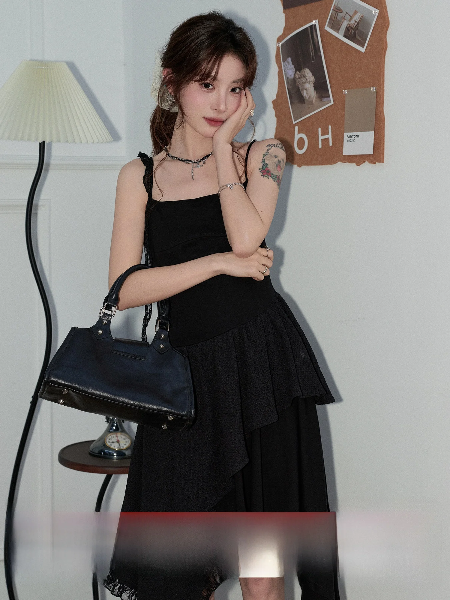 

Романтическое черное платье без бретелек для женщин: новинка ранней весны, с эффектом утяжки талии, стройнящее, сексуальное, повседневное, миди-платье