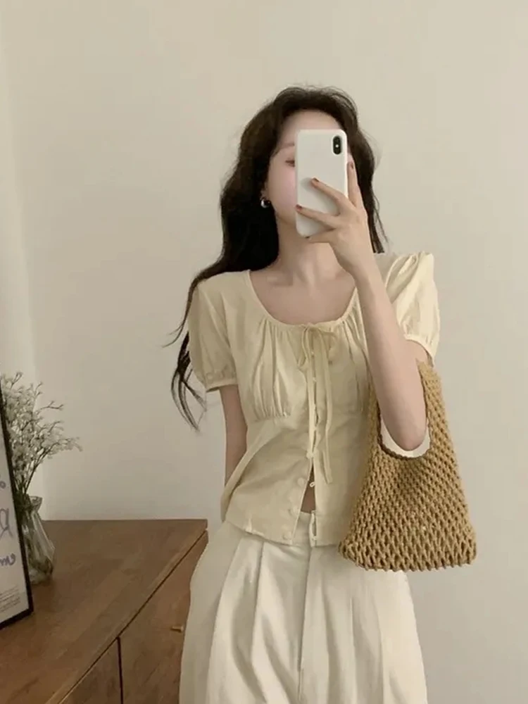 قميص نسائي أنيق بأكمام قصيرة منتفخة، تصميم عصري بدون عمر، زر واحد، رباط خصر، قميص صغير على الطراز الكوري، قصة فضفاضة