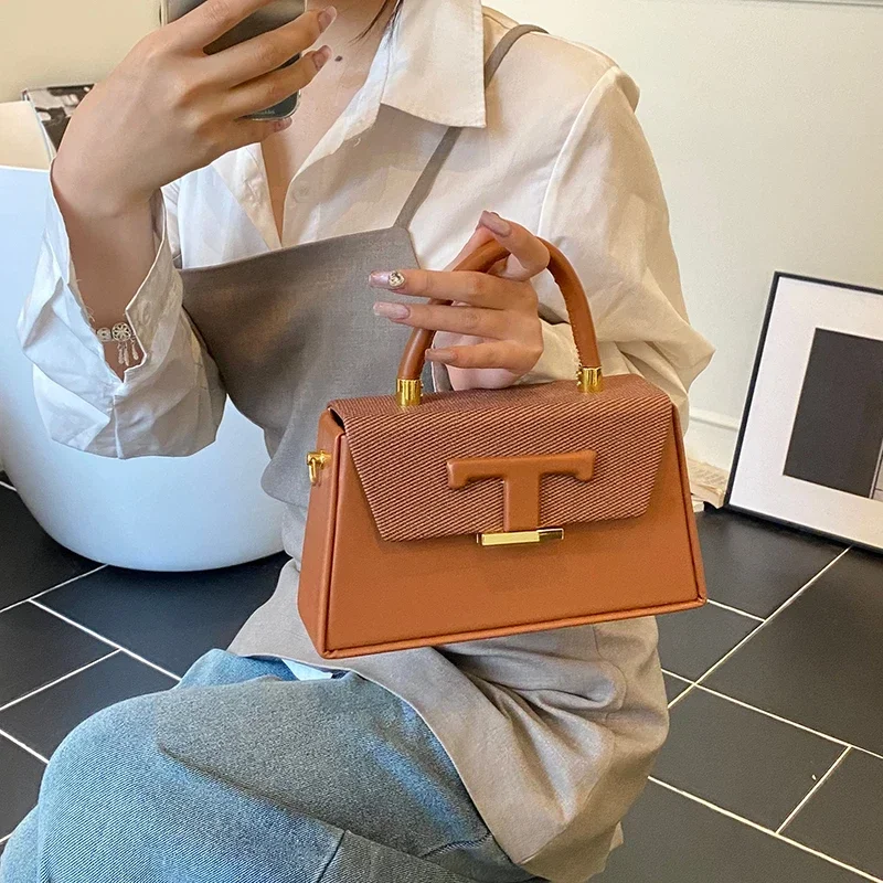 

2025 Stylish Solid Color Clutch Mini Bag For Casual Outings With Fashionable Design And Logo Detail