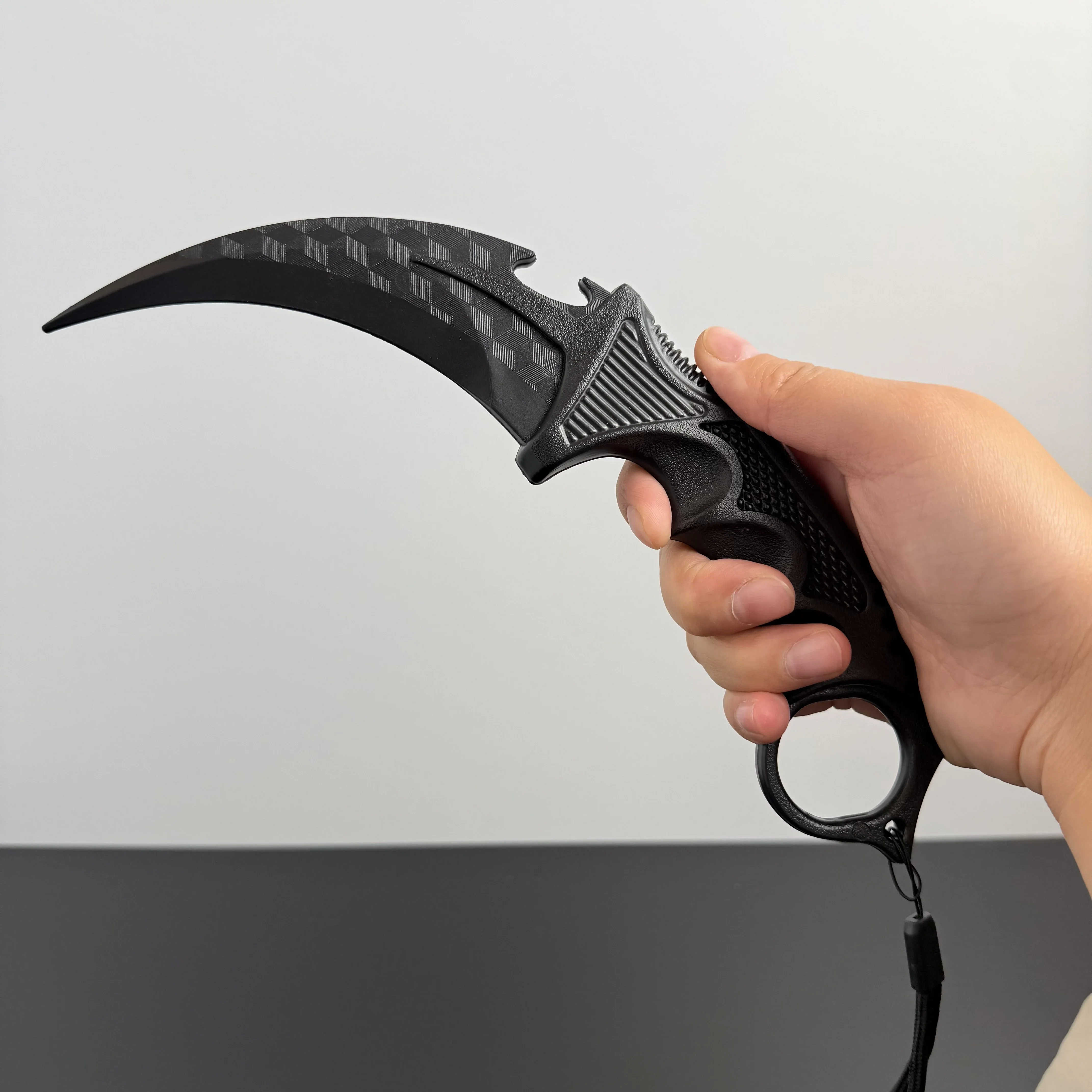 23cm Schwarzes Gitter-Plastik-Klauenmesser Hochwertige Version Bühnendarstellung Karambit-Requisite Outdoor-Trainingsmesser Sicherheitsspielzeug Geschenk – Detail 5