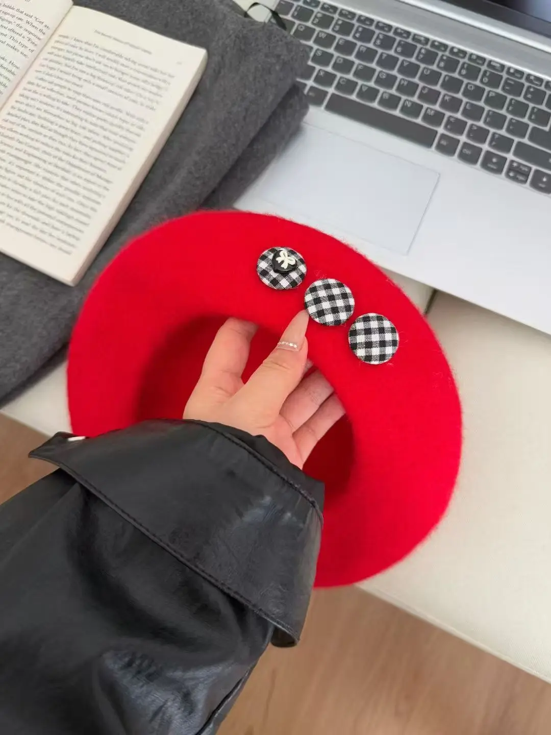 الخريف والشتاء قبعة المرأة أسود أبيض زر قبعة الرسام قبعة عادية خمر 2025 جديد