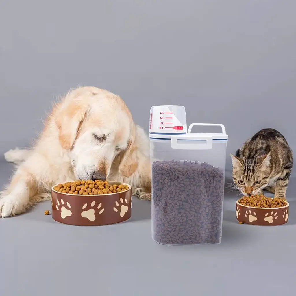 犬や猫の餌、米、粉、豆などを保管するための、密閉式のキッチン用穀物保存ボックス。バックル付きの蓋が付いています。