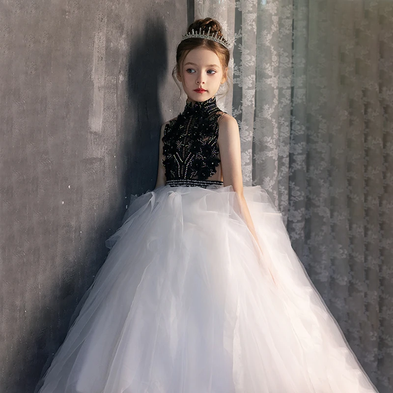 สาวเชือกแขวนคอคอสีดําและสีขาวคอนทราสต์แฟชั่นชุดวัยรุ่นที่งดงามสาวแต่งตัวคอนเสิร์ตชุดคอนเสิร์ตขนาดเล็ก/กําหนดเอง