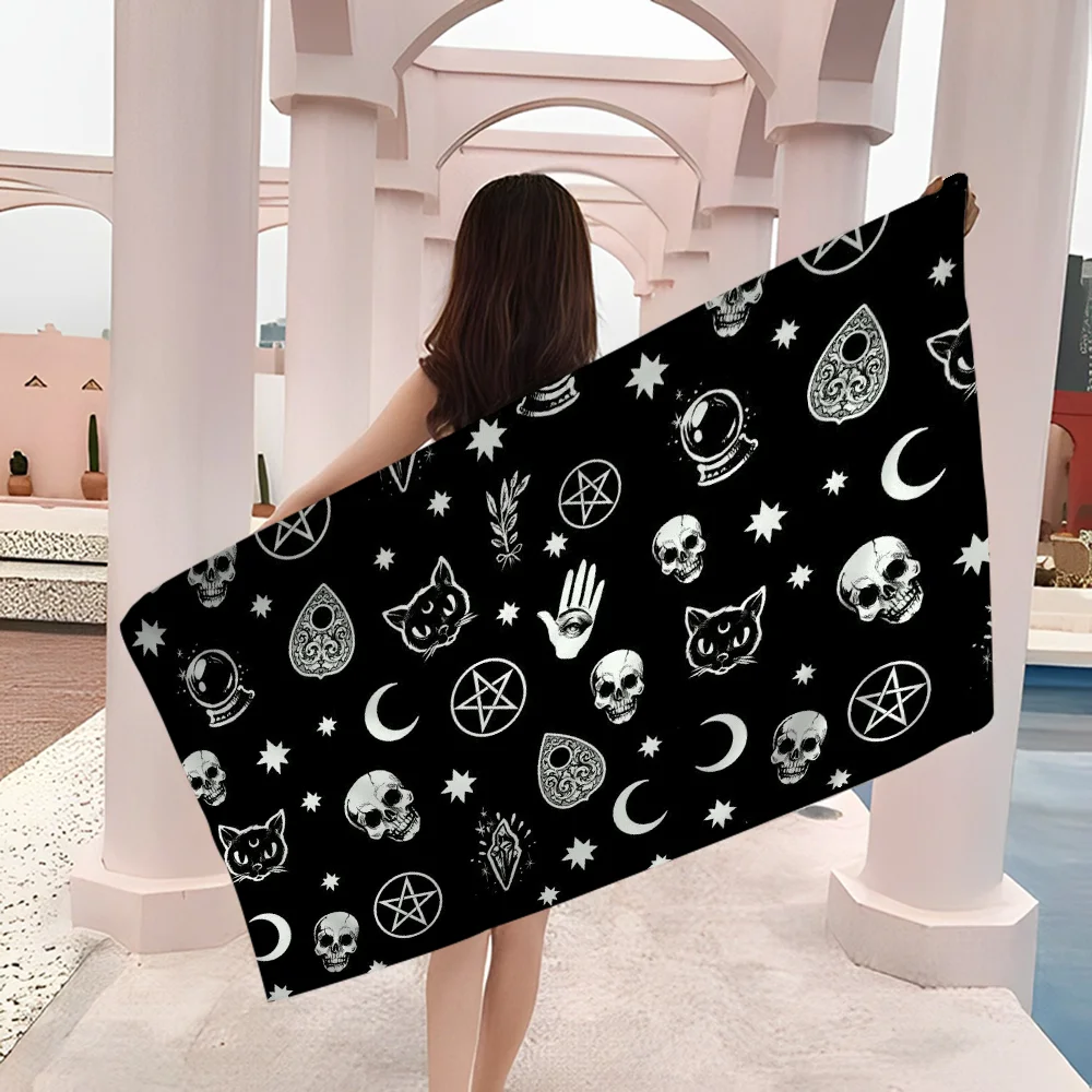 แม่มด Moon Tarot ผ้าเช็ดตัวชายหาดที่มีสีสันผ้าเช็ดตัวสําหรับสาวไมโครไฟเบอร์แห้งเร็วทรายที่กําหนดเองฟรีชายหาดโยคะสปายิมสระว่ายน้ํา