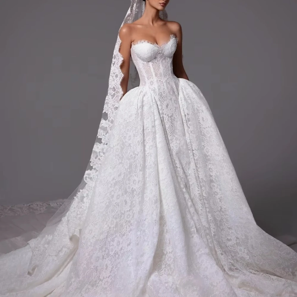 Maßgeschneiderte Brautkleider mit herzförmigem Ausschnitt, ärmellos, sexy Spitzenkleid mit offenem Rücken, exquisite hochwertige Abendkleider für die Braut.