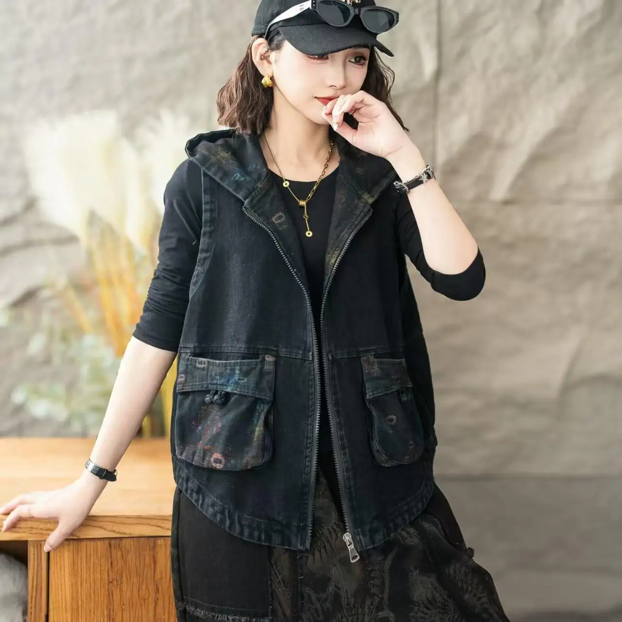 

Джинсовый жилет с эффектом похудения для женщин, повседневный жилет на весну и осень, застежка-молния с капюшоном, полиэфирное волокно 00%