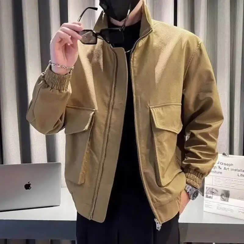 

Трендовые модные весенне-осенние куртки сафари, мужские однотонные куртки с воротником-стойкой и карманами на молнии, молодежный стиль, повседневные пальто с длинными рукавами, топы