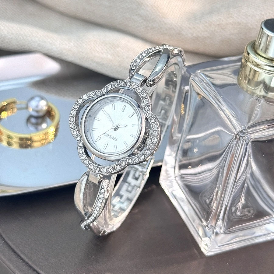 Легкий роскошный женский браслет с четырьмя листьями клевера, кварцевые часы с крестом, циферблат, кварцевые часы, ремешок из нержавеющей стали, браслет для наручных часов